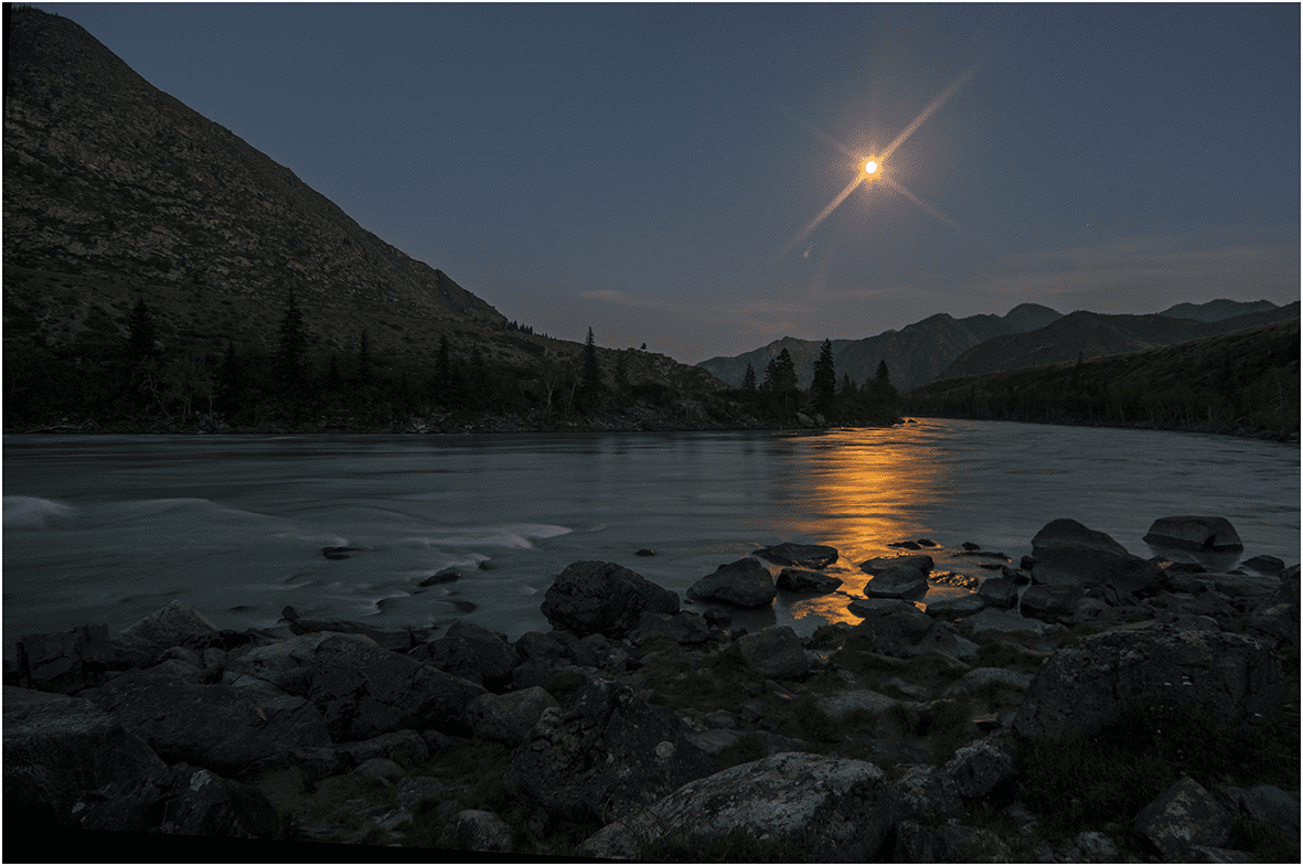 Луна алтайский край. Алтайская Луна горный Алтай. Ночной горный Алтай. Горный Алтай вечер. Горный Алтай ночью.